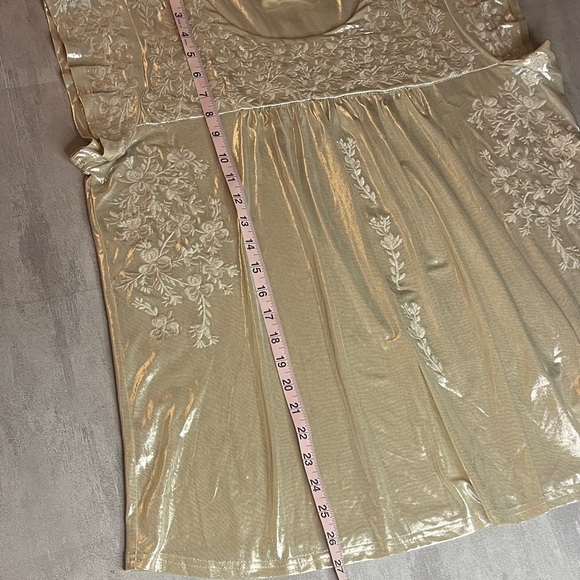 Savanna Jane- Shimmery Gold Floral Top with embroidery-size Large - Picture 10 of 12